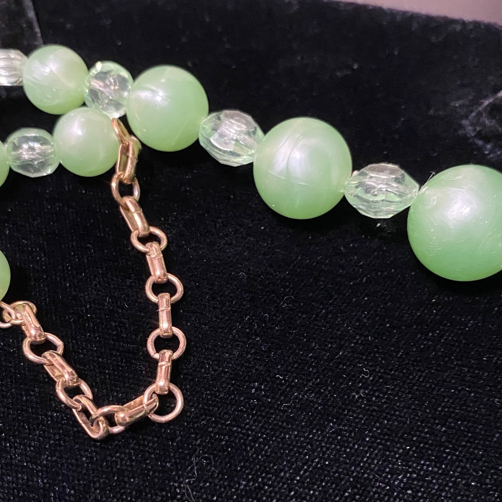Elegant Coro vintage Green Beaded choker 15” to 18” long Necklace - Picture 7 of 8